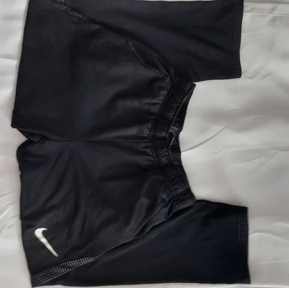 Nike. Youth Large. Black. Training Pants. - Picture 2 of 5